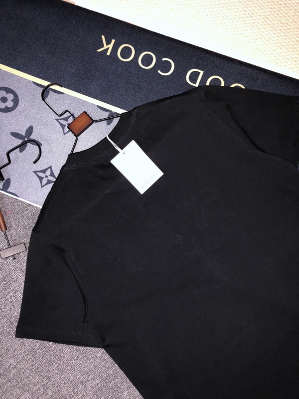 ブランドTシャツ着用イメージ